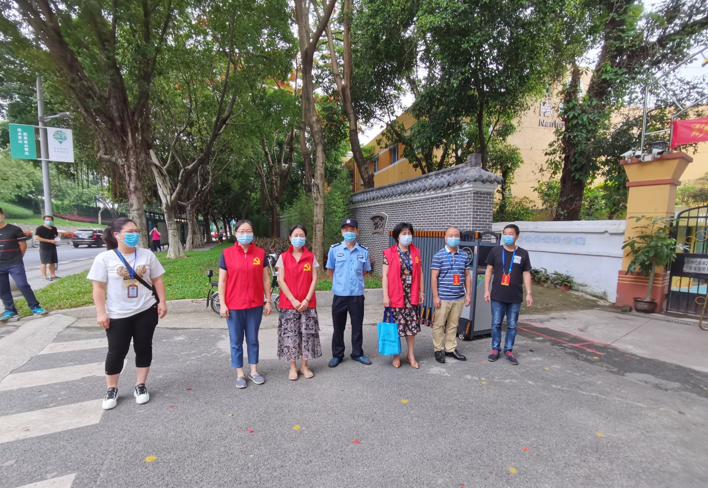 党员带头齐上阵 防疫值守助复学——创新研发中心党支部协助南湖小学防疫复学工作